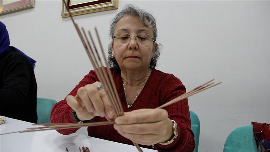 Atık malzemeler kursiyerlerin elinde hediyelik eşyaya dönüşüyor