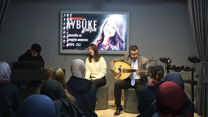 Görev yaptığı ilçedeki müzik öğretmenleri şehit meslektaşları Aybüke Yalçın’ı okulunda andı