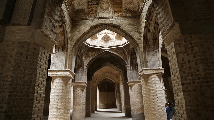 Selçuklu Devleti döneminde inşa edilen cami farklı mimarisiyle tarihe tanıklık ediyor