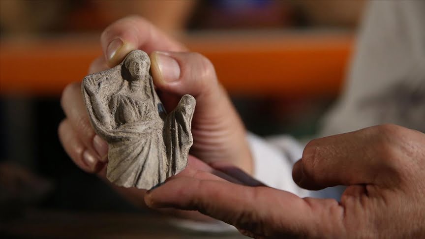 Manisa’daki Aigai Antik Kenti kazısında Demeter heykelcikleri bulundu
