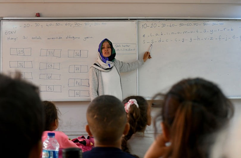 Depremden sağ kurtulan öğretmenler, yaşadıkları acıyı öğrencileriyle unutuyor