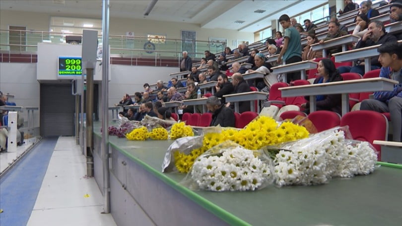 Öğretmenler Günü öncesi çiçek mezatlarındaki yoğunluk arttı