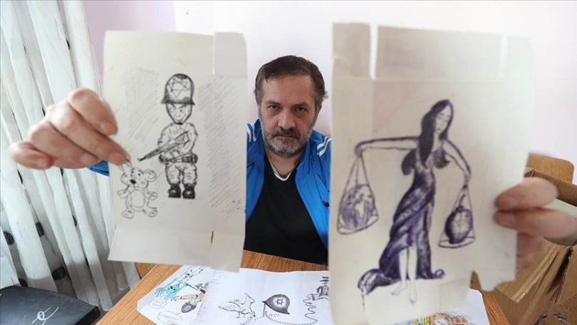 İsrail’in saldırılarını atık malzemeler üzerine çizdiği resimlerle anlatıyor