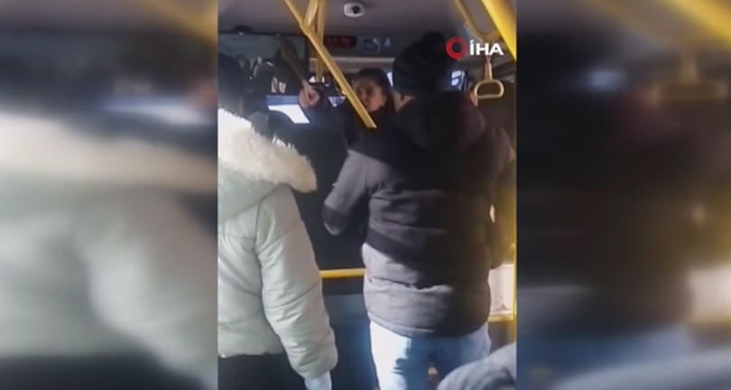 Kocasını sevgilisiyle minibüste yakalayan kadın öfke kustu