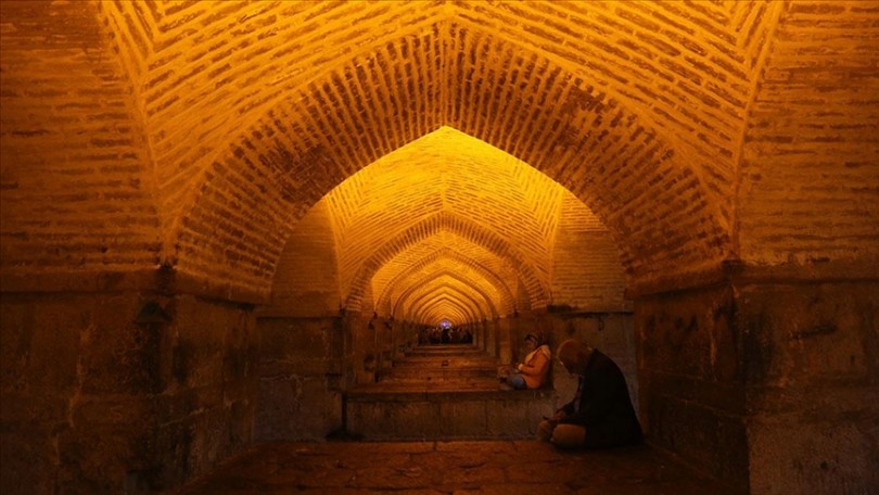 İsfahan’daki tarihi köprü akmayan nehre rağmen ziyaretçilerini ağırlamaya devam ediyor