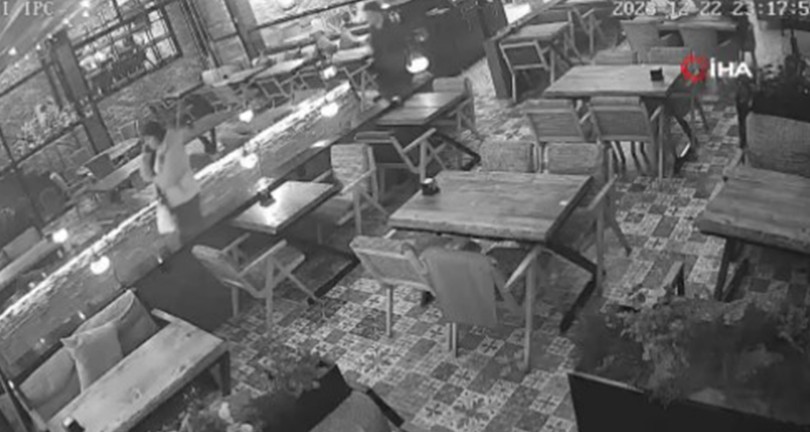 Kafede yiyip içtikten sonra hesabı ödemeden kaçan çift kamerada