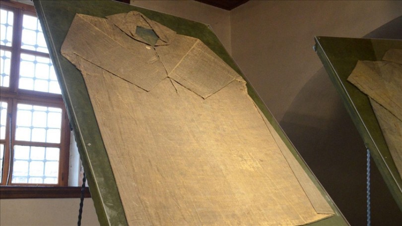 Konya’da Mevlana’ya ait kıyafetler sergilenmeye başlandı