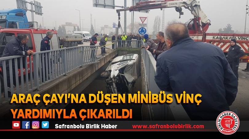 Araç Çayı’na düşen minibüs vinç yardımıyla çıkarıldı