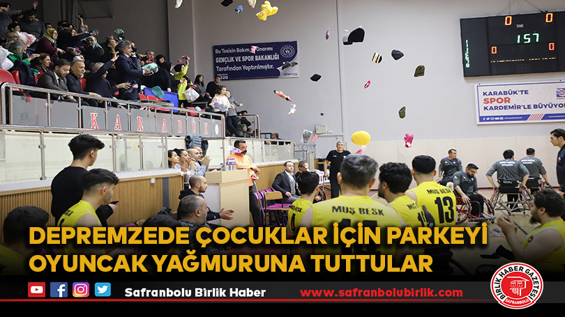 Depremzede çocuklar için parkeyi oyuncak yağmuruna tuttular