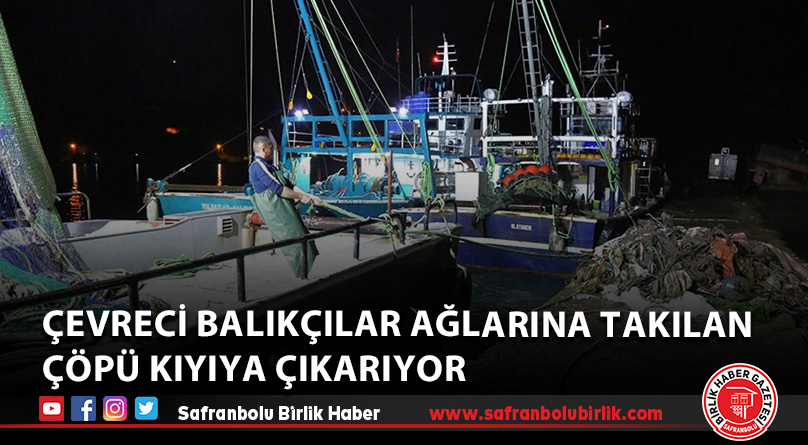Kastamonu’da çevreci balıkçılar ağlarına takılan çöpü kıyıya çıkarıyor