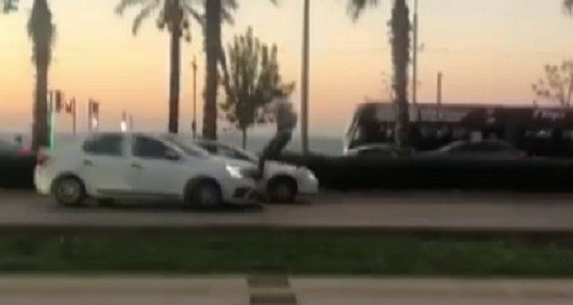 Film sahnesi değil gerçek: “Seyir halindeki aracın üstüne böyle atladı”