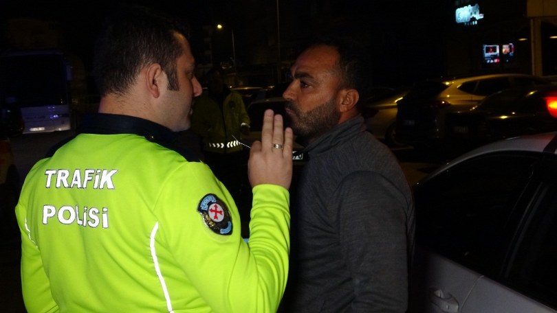 Ceza korkusuyla otomobili oğlunun kullandığını söyledi, polisler ‘kamera var’ deyince itiraf etti