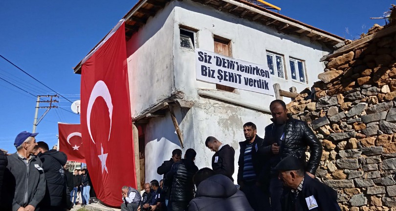 Teröre ve siyasi uzantılarına unutamayacakları pankartlı mesaj