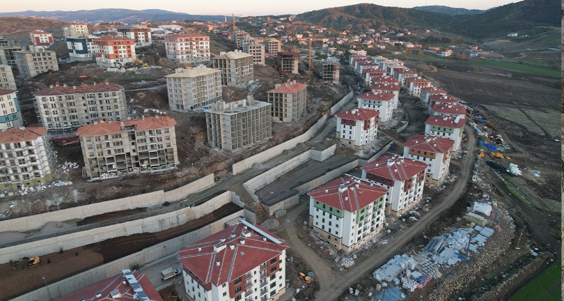 Deprem konutlarında örnek daire göz aldı