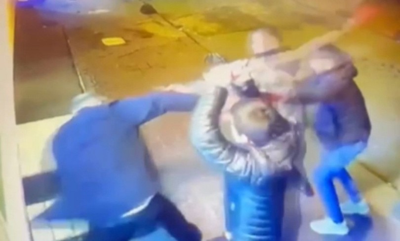 Beyoğlu’nda yüksek hesap çetesinin turistleri sopayla darp ettiği anlar kamerada