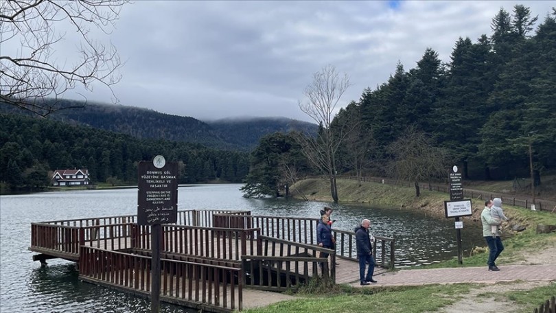 Gölcük Tabiat Parkı kuvvetli rüzgarın devirdiği ağaçların kaldırılmasının ardından yeniden ziyarete açıldı