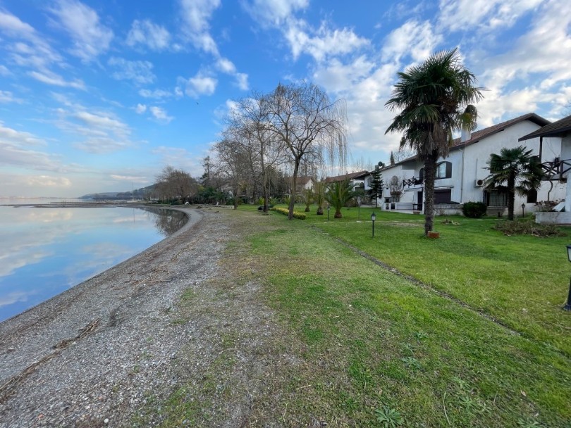 Hırsızlar göle sıfır villalara dadandı