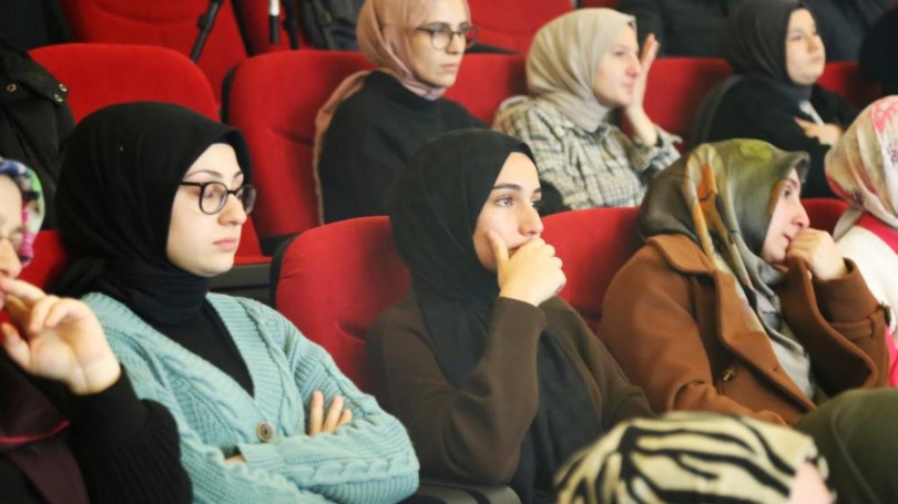 İsrail zulmünün konuşulduğu konferansta katılımcılar gözyaşlarına boğuldu