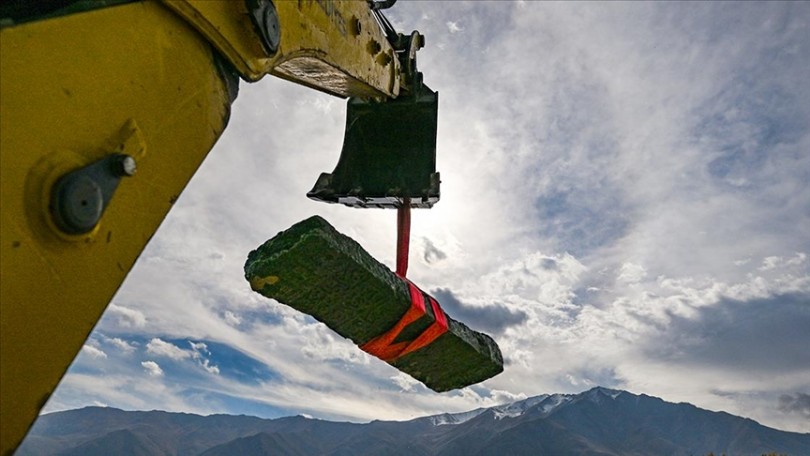 Van Gölü’nün çekilmesiyle ortaya çıkan Selçuklu mezar taşları koruma altına alındı