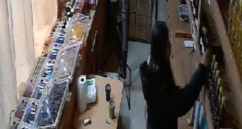 Elini kolunu sallayarak hırsızlık yaptı