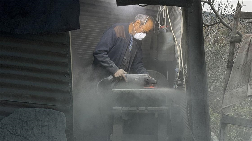 Dev kayalardan bilek gücüyle çıkardığı parçaları, coğrafi işaretli taş saca dönüştürüyor