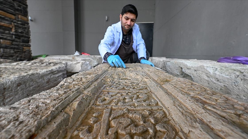 Van Gölü’nden çıkarılan yosun tutmuş Selçuklu şahideleri özenle temizleniyor