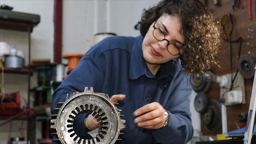 Kadın bobinaj ustası 10 yıldır dede mesleğini sürdürüyor