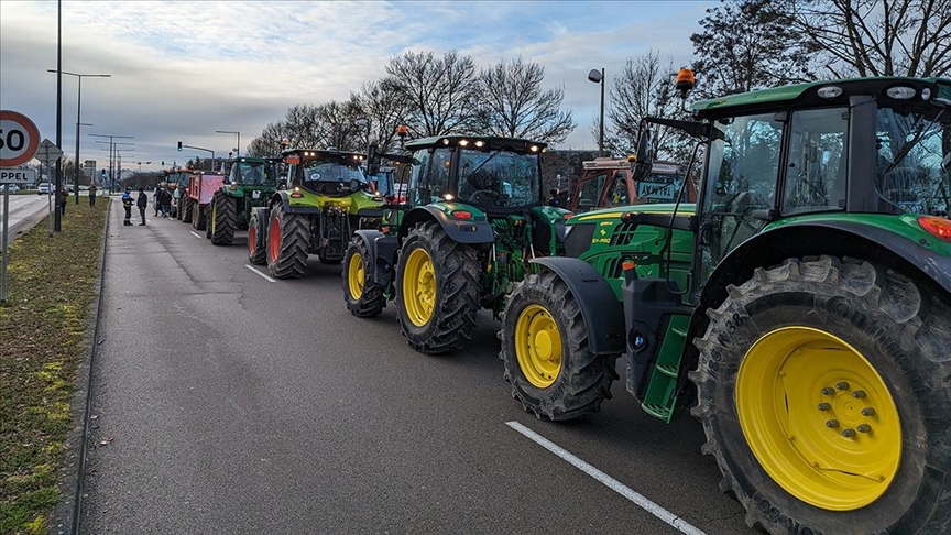 Destek ödemeleri geciken çiftçiler, Bölgesel Konseyin önüne hayvan gübresi döktü