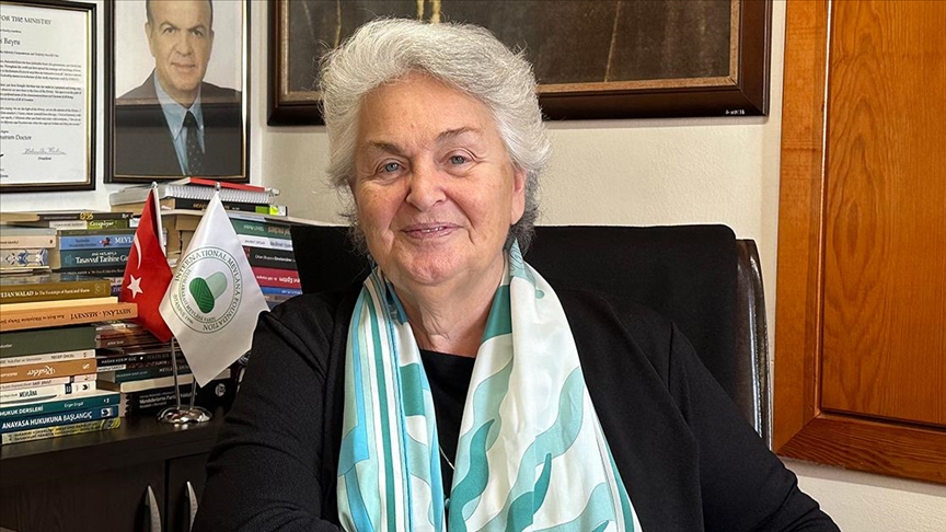 Torunu Mevlana’nın mesajlarını dünyaya anlatıyor