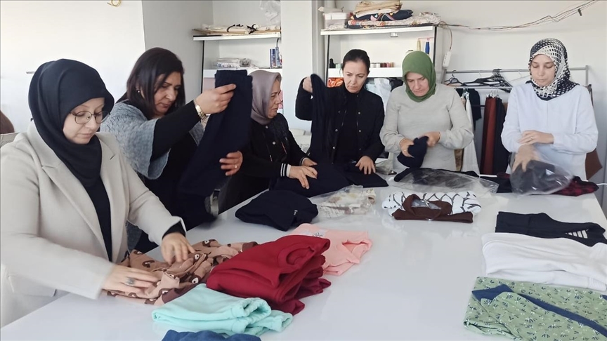 Halk eğitim merkezi kursiyerlerinden Gazze’deki çocuklara kıyafet