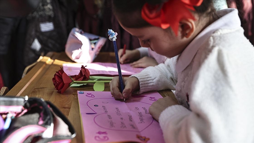 Minik yüreklerden vatan nöbetindeki Mehmetçik’e “duygu dolu” mektuplar