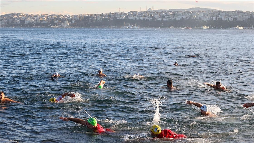 Bir grup yüzücü İsrail’i protesto etmek için kulaç attı
