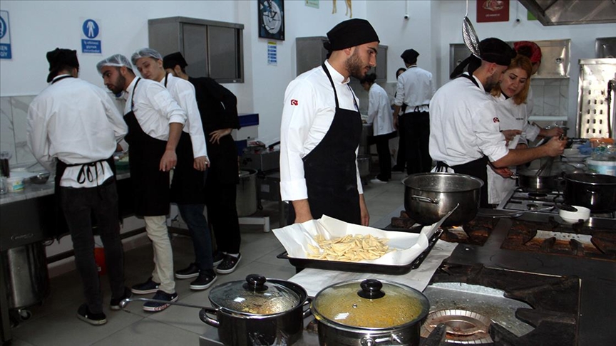 Geleceğin şef adayları hem öğreniyor hem yarışarak tecrübe kazanıyor