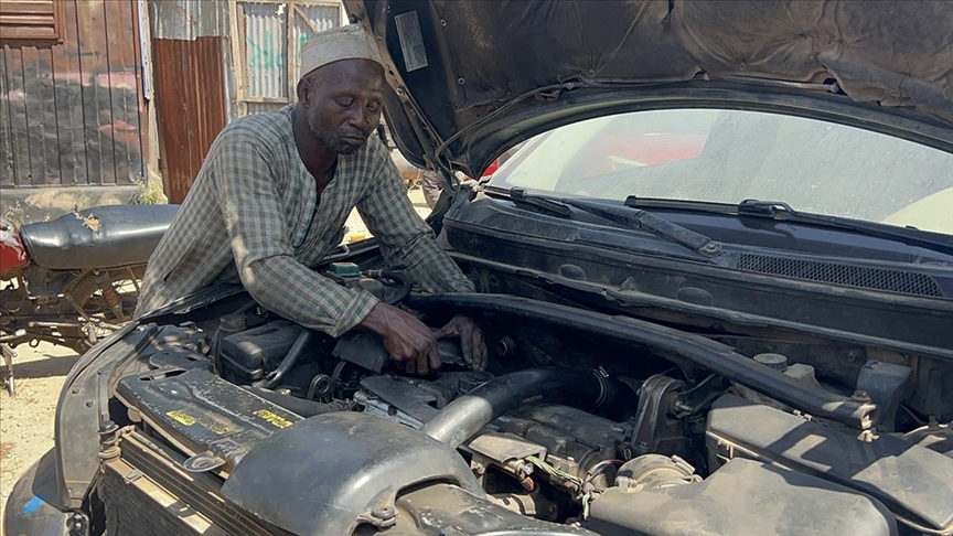 Görme engelli Abdullahi 39 yıldır oto tamirciliği yapıyor