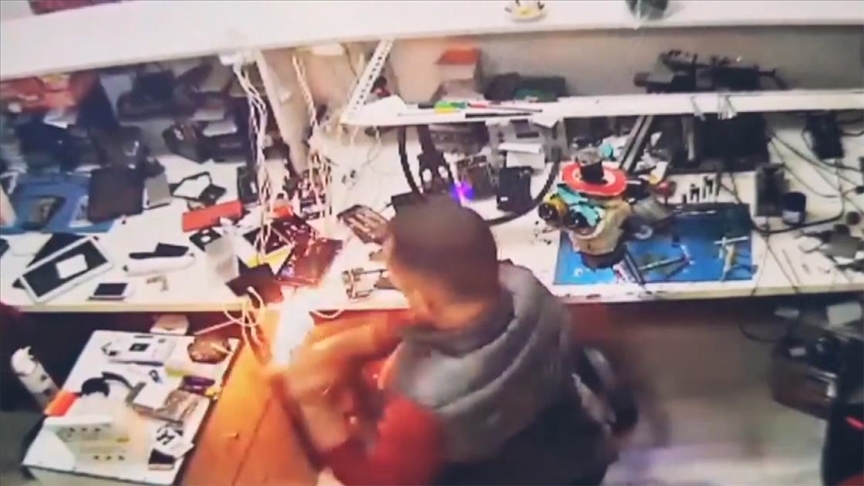 Telefon bataryasının yanma anı kameraya yansıdı