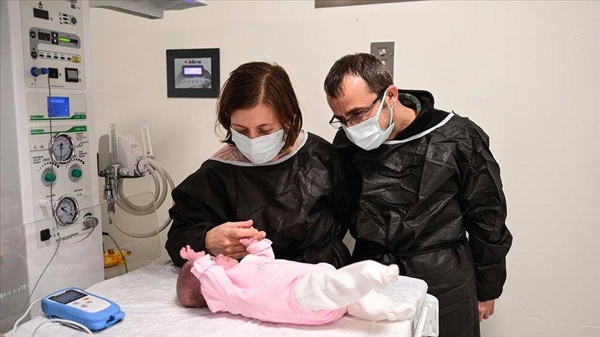 Annesi 370 gram doğan “parmak bebek”