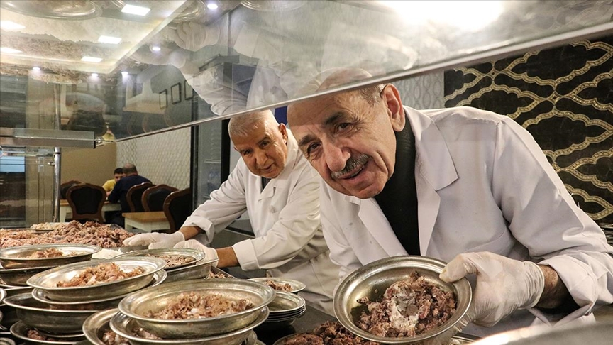 Yarım asırlık beyran ustası, lezzet sırlarını gençlere aktarıyor