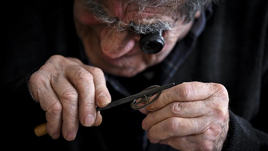 “Zamanın efendisi” saat tamirciliği zanaatını yeni nesillere aktarmak istiyor