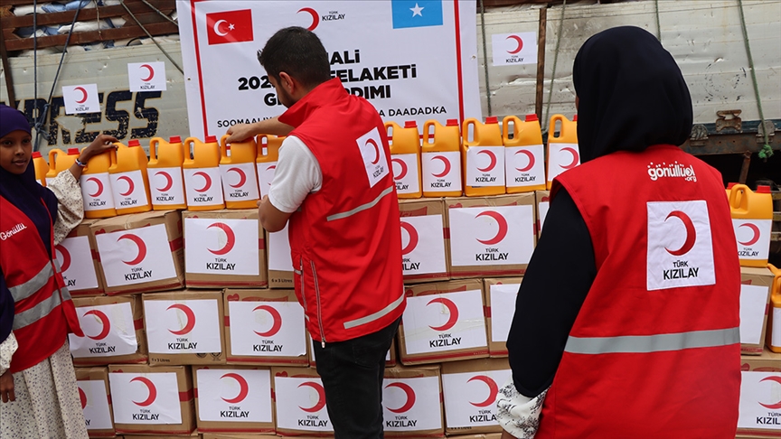 Türk Kızılay, Somali’deki sel felaketinden etkilenenlere 2 bin gıda paketi ulaştırdı