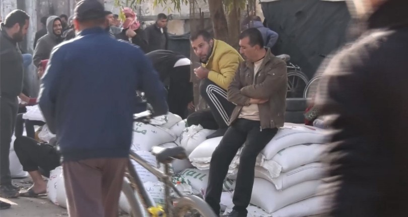 Gazze’de yaşam savaşı: bir çuval un için değirmen önünde uzun kuyruk