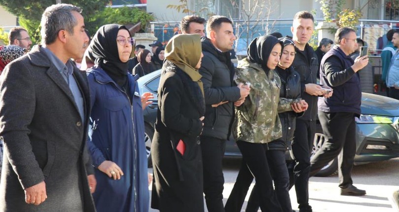 Şehit eşini askeri kamuflajla uğurladı