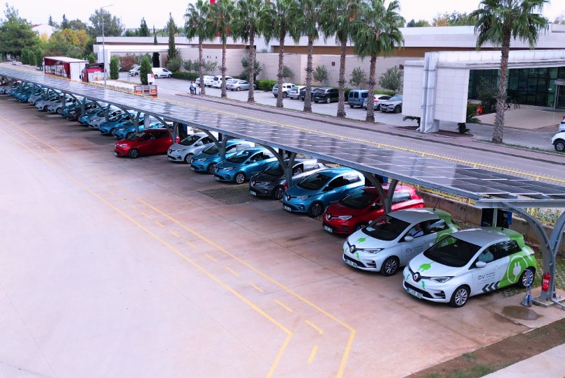 Fabrikaya kurdukları GES’le aynı anda 37 elektrikli aracı şarj ediyorlar
