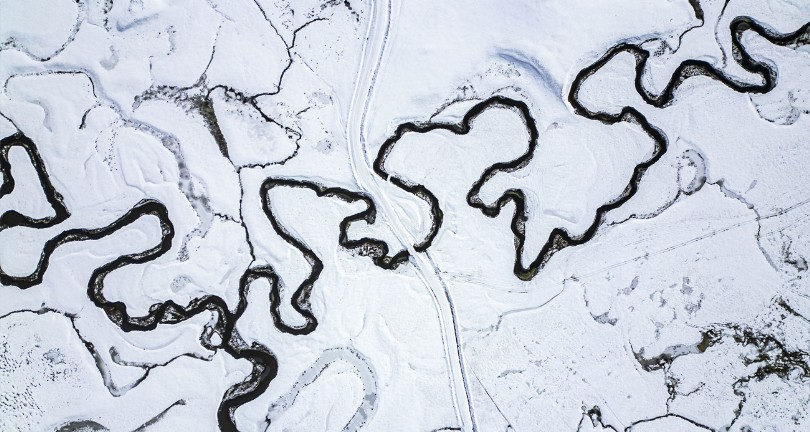 Tokat’ta kar altındaki mendereslerde mest eden görüntüler