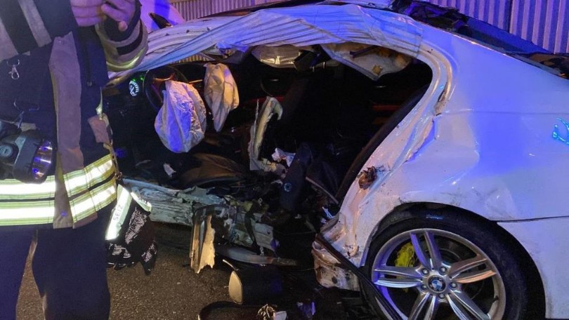 Bariyere çarpan otomobil hurdaya döndü