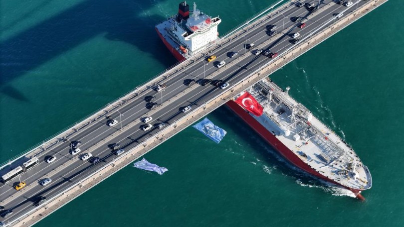 İlk Türk Astronot için iki kıta ortasında Türk Bayrağı asıldı