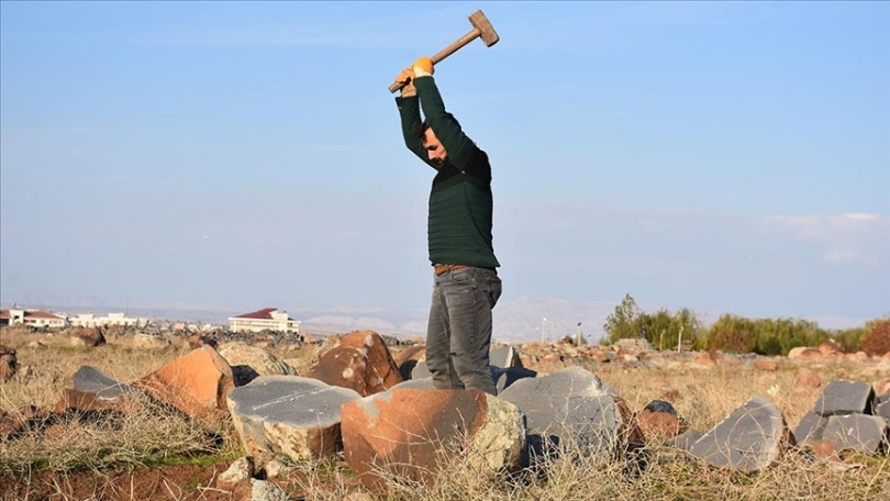 Taş kırarak 9 çocuğunu okutuyor