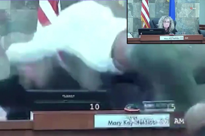 Denetimli serbestlik talebi reddedilen sanık, kürsüden atlayarak hakime saldırdı