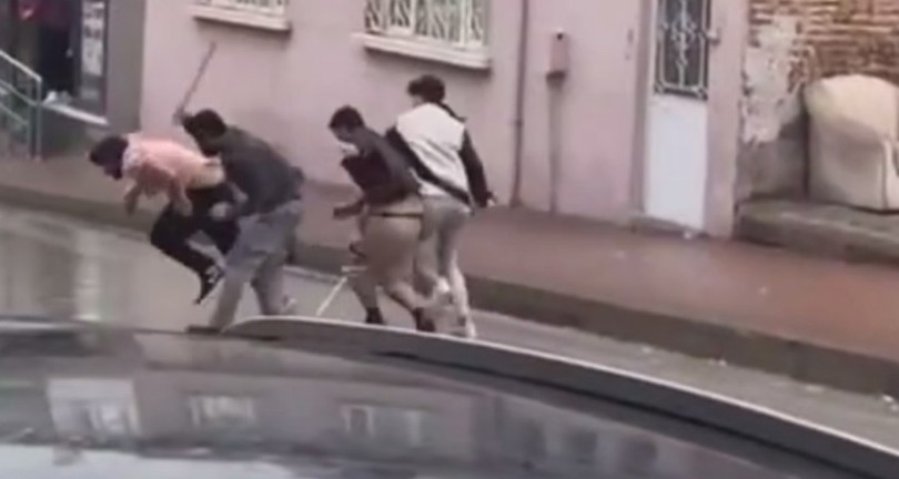 Sokak ortasında taşlı sopalı kavga