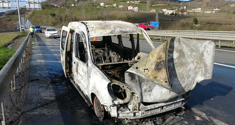 Hastane yolunda dehşeti yaşadılar: Araç 10 dakikada küle döndü