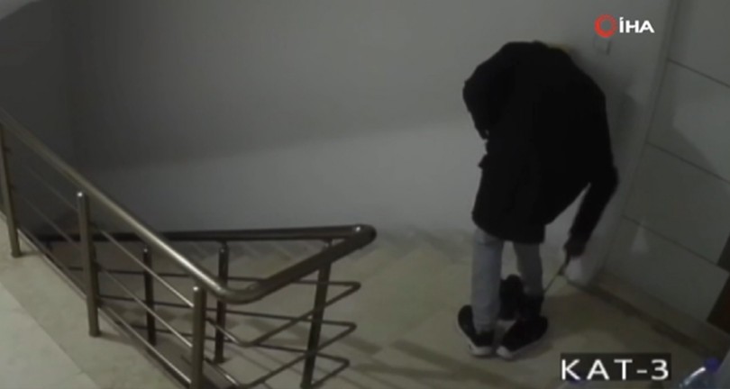 Bir hırsız çaldığı ayakkabıyı beğenmeyince diğeriyle değiştirdi